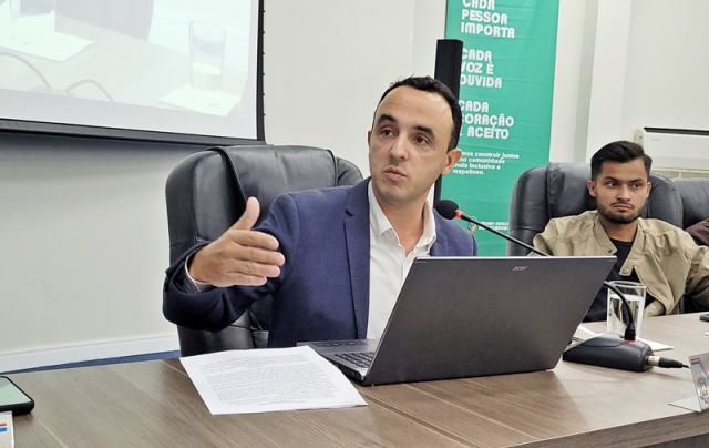 Vereador cobra cumprimento de lei de transparência em obras públicas de Caçador